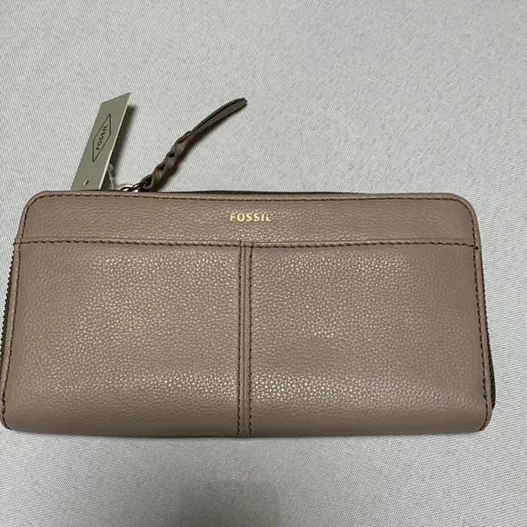 Fossil Handbags - Fossil Women’s Wallet. NWT.